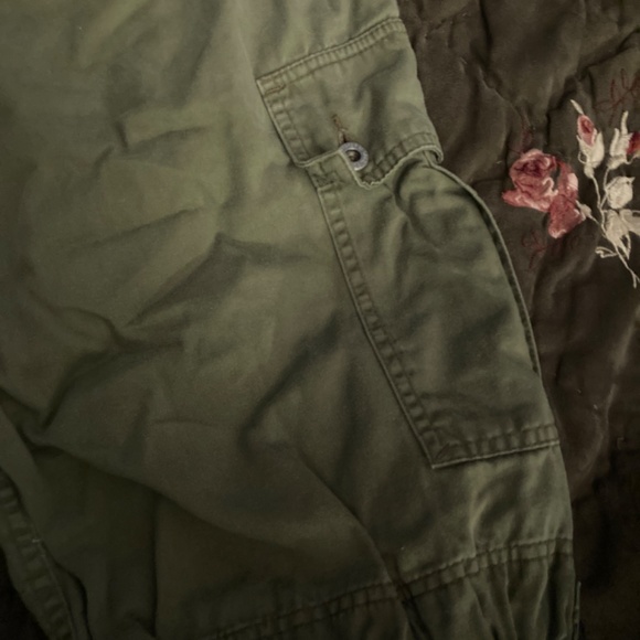 Levis army, green, cargo capris - Picture 6 of 8